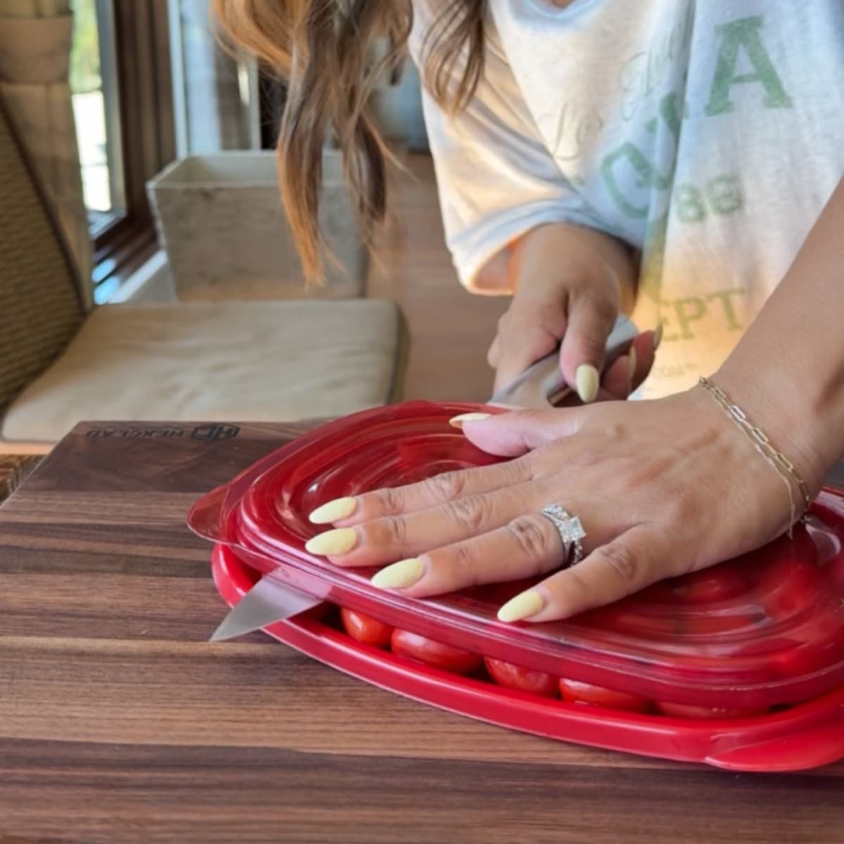 slice the tomatoes
