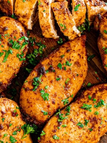 sliced sir fryer honey smoky chicken with fresh chopped parsely